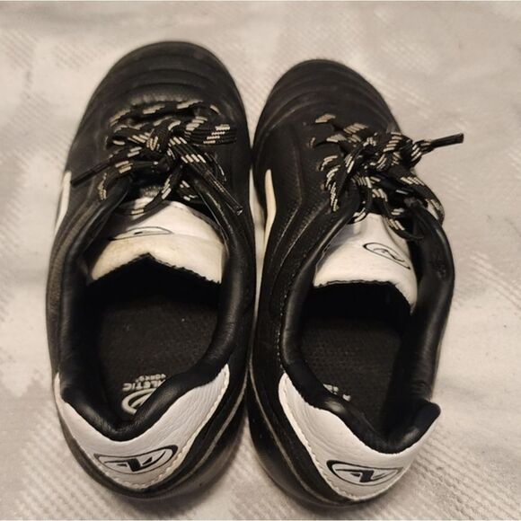 Boys Soccer Cleats Like New Size 12 Clean Sturdy Athleta - Picture 6 of 7